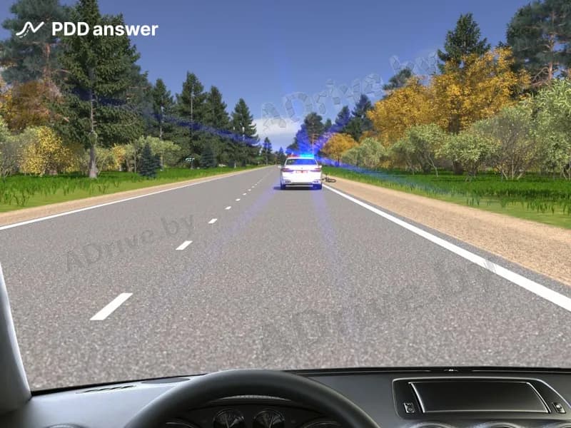 Как Вы должны поступить при приближении к остановившемуся на полосе движения транспортному средству оперативного назначения с включённым маячком синего цвета?