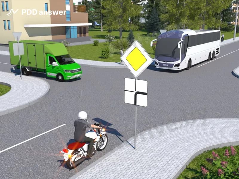 Какое транспортное средство в показанной ситуации должно проехать перекрёсток первым?