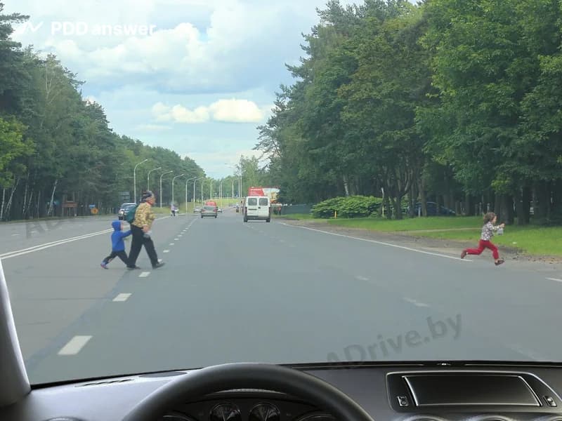Как Вы должны поступить в показанной ситуации, управляя легковым автомобилем?