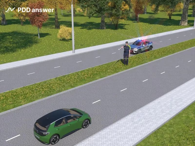 Что должен сделать водитель зелёного автомобиля при приближении к стоящему транспортному средству оперативного назначения в ситуации, показанной на рисунке?