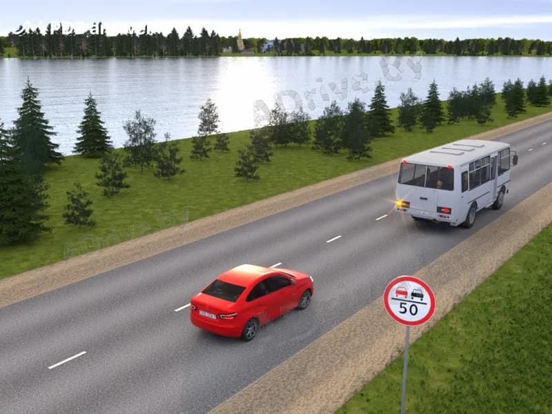 Разрешено ли водителю легкового автомобиля выполнить обгон автобуса в показанной ситуации?