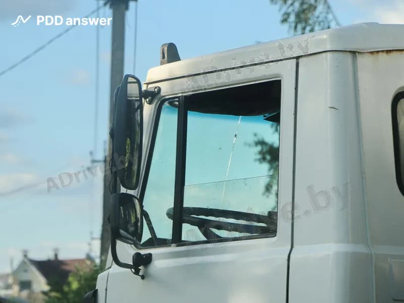 При движении по дороге из-под колёс встречного автомобиля в ветровое стекло попал камень, образовавшаяся трещина попала в зону, очищаемую стеклоочистителем со стороны водителя. Как должен поступить водитель в такой ситуации?