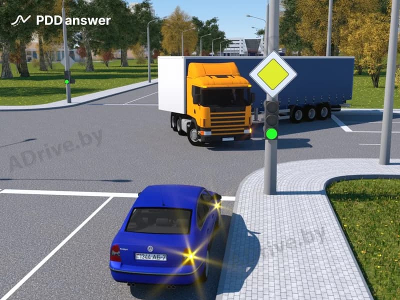 Должен ли водитель синего легкового автомобиля при включении разрешающего сигнала светофора уступить дорогу автопоезду, не успевшему совершить разворот?