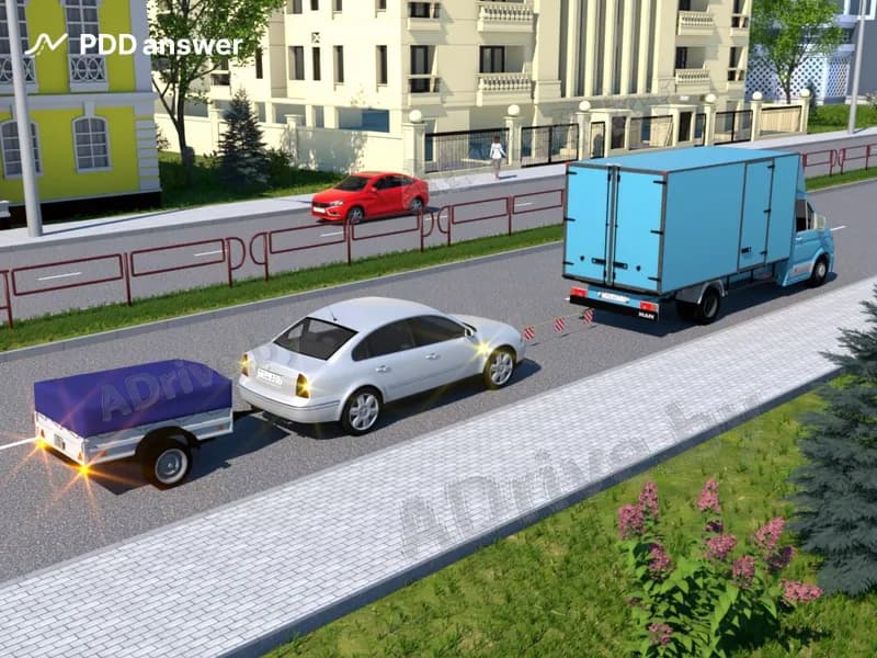 Нарушены ли правила буксировки в показанном случае (у буксируемого автомобиля исправны рулевое управление и рабочая тормозная система)?