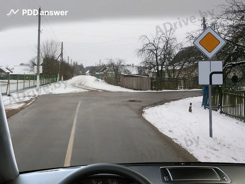 Должны ли Вы подавать сигнал световым указателем поворота в показанной ситуации, если Вы на перекрёстке съезжаете с главной дороги?