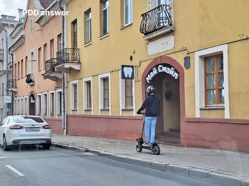 При движении по тротуару в населённом пункте водитель средства персональной мобильности: