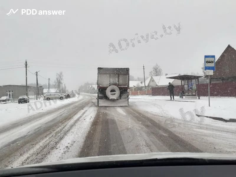 Как должен поступить водитель, если во время выпадения осадков в виде снега не работают стеклоочистители, а устранить неисправность на месте невозможно?