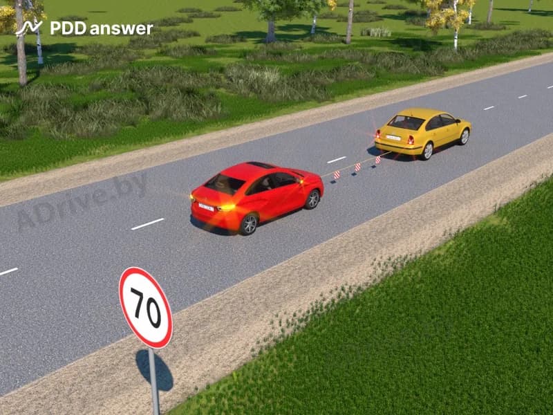 С какой максимальной скоростью разрешается движение автомобилей при буксировке вне населённого пункта в показанной ситуации?