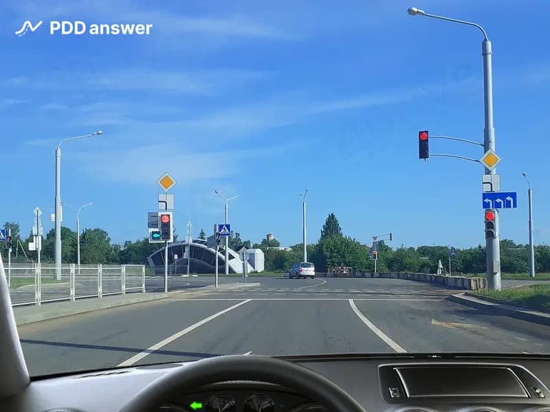 Разрешено ли Вам выполнить поворот налево в показанной ситуации из занимаемой полосы движения?