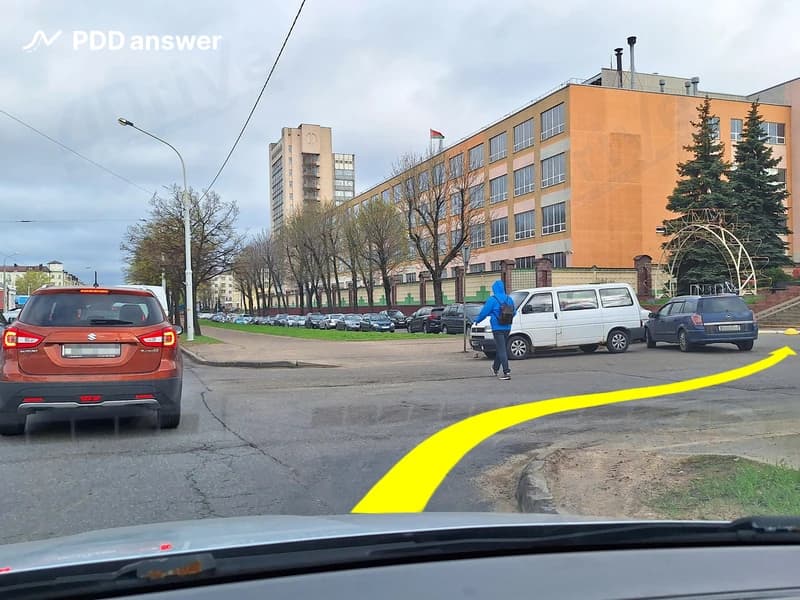 Разрешено ли Вам, управляя легковым автомобилем, объехать образовавшийся впереди затор по прилегающей территории справа (автомобильной стоянке) при наличии на ней сквозного проезда?