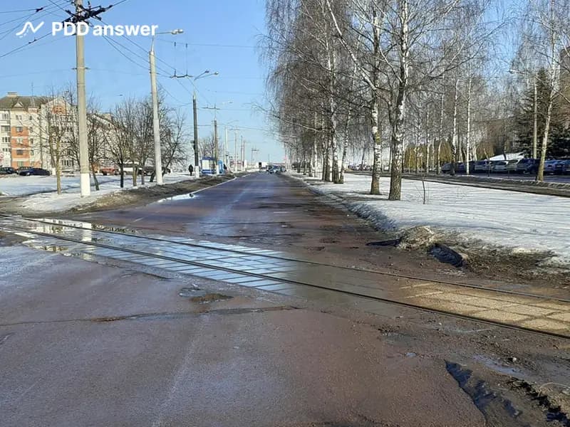 Соответствует ли пересечение проезжей части дороги с трамвайными путями термину «железнодорожный переезд»?