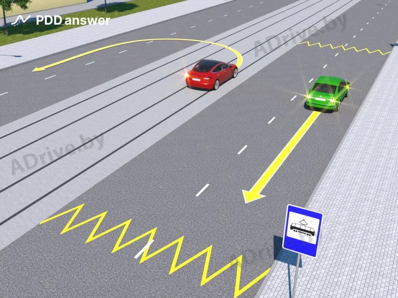 Кто из водителей, совершая маневрирование, в показанной ситуации нарушает Правила дорожного движения?