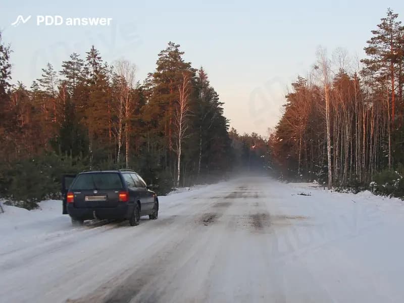 Нарушил ли водитель легкового автомобиля Правила дорожного движения, выполнив остановку в показанной ситуации вне населённого пункта?