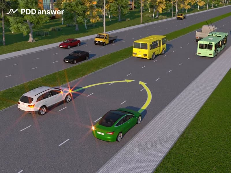 Водители белого и зелёного автомобилей решили перестроиться во вторую полосу. Кто в показанной ситуации должен уступить дорогу?