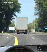 Разрешено ли Вам при управлении легковым автомобилем выполнить опережение на дороге с односторонним движением в показанной ситуации?
