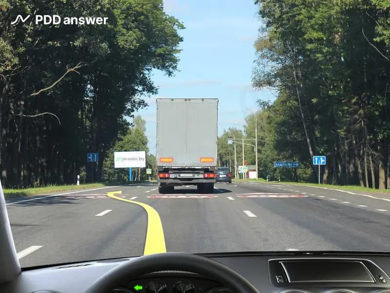 Разрешено ли Вам при управлении легковым автомобилем выполнить опережение на дороге с односторонним движением в показанной ситуации?