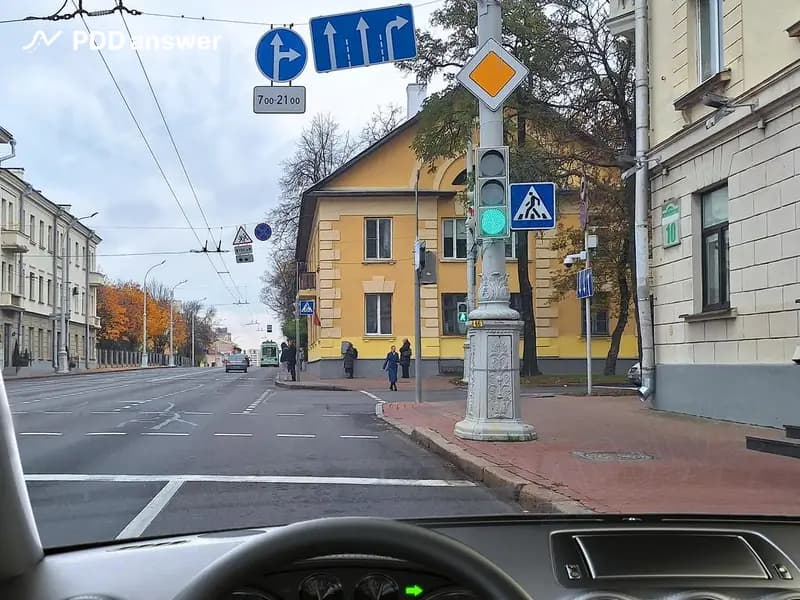 Вы намерены повернуть направо. Как Вам следует поступить в показанной ситуации?