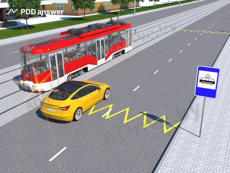 Разрешено ли водителю жёлтого автомобиля опередить трамвай в показанной ситуации?