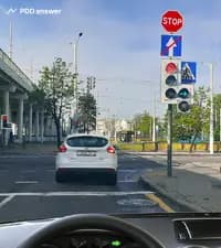 Является ли обозначенным перекрёсток, перед которым установлены дорожные знаки приоритета, при работающих светофорах?