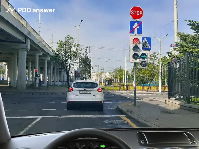 Является ли обозначенным перекрёсток, перед которым установлены дорожные знаки приоритета, при работающих светофорах?