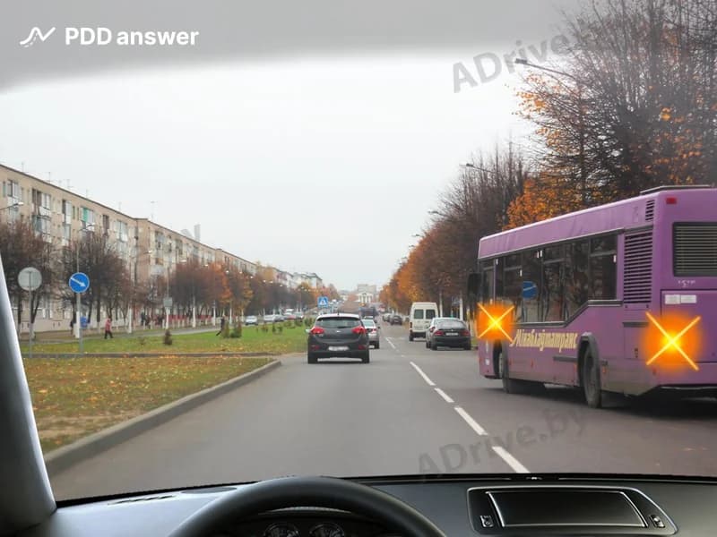 Должны ли Вы в показанной ситуации при движении в населённом пункте уступить дорогу автобусу, начинающему движение от обозначенного остановочного пункта?