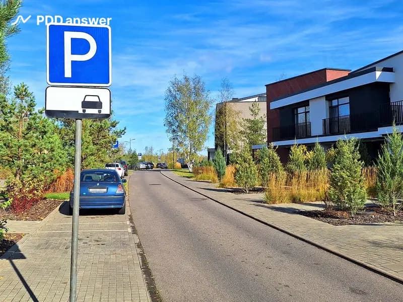 Каким транспортным средствам из перечисленных разрешена стоянка способом, показанным на табличке?