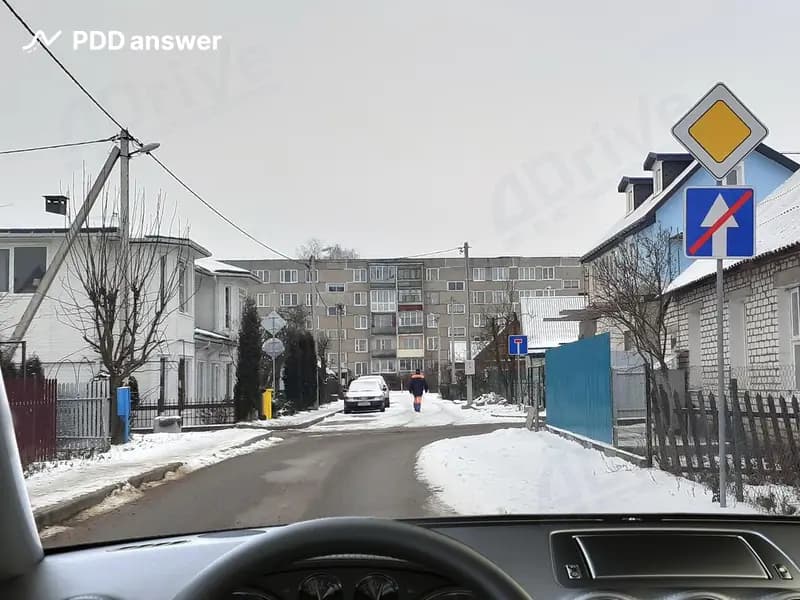 В каких направлениях Вам разрешено продолжить движение на перекрёстке в показанной ситуации, находясь на дороге, имеющей одну полосу для движения?