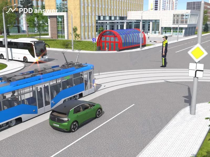 Водителю легкового автомобиля в показанной ситуации: