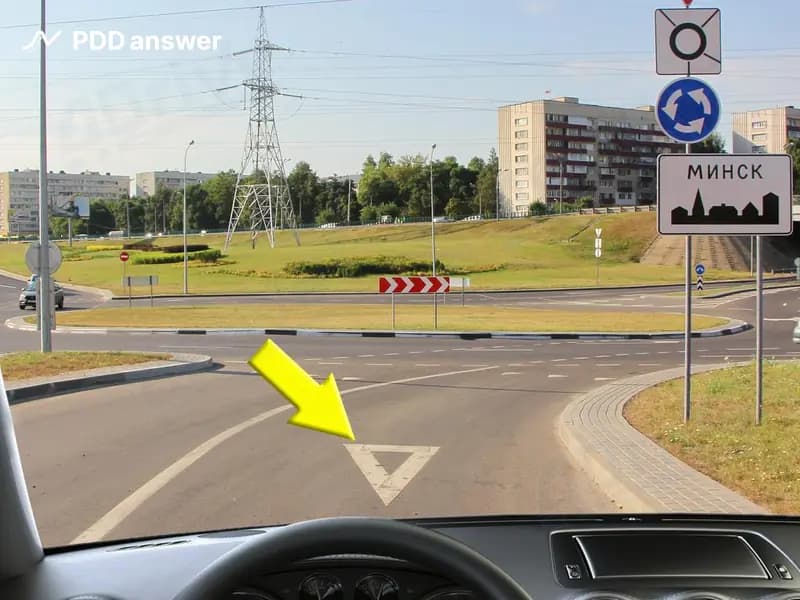 Что означает показанная горизонтальная дорожная разметка в виде треугольника на полосе движения?
