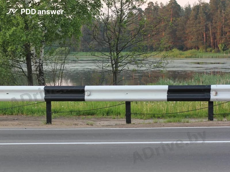 Что обозначает показанная вертикальная дорожная разметка?