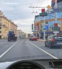 Разрешено ли Вам продолжить движение прямо в показанной ситуации?