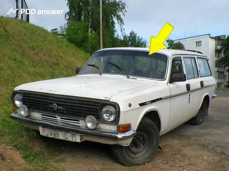 Разрешается ли участие в дорожном движении легкового автомобиля с нанесённой на верхнюю часть ветрового стекла светозащитной полосой в виде прозрачной цветной пленки?