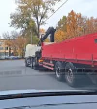 Как Вы должны поступить в показанной ситуации, управляя легковым автомобилем, если на остановившемся грузовом автомобиле включена аварийная световая сигнализация?