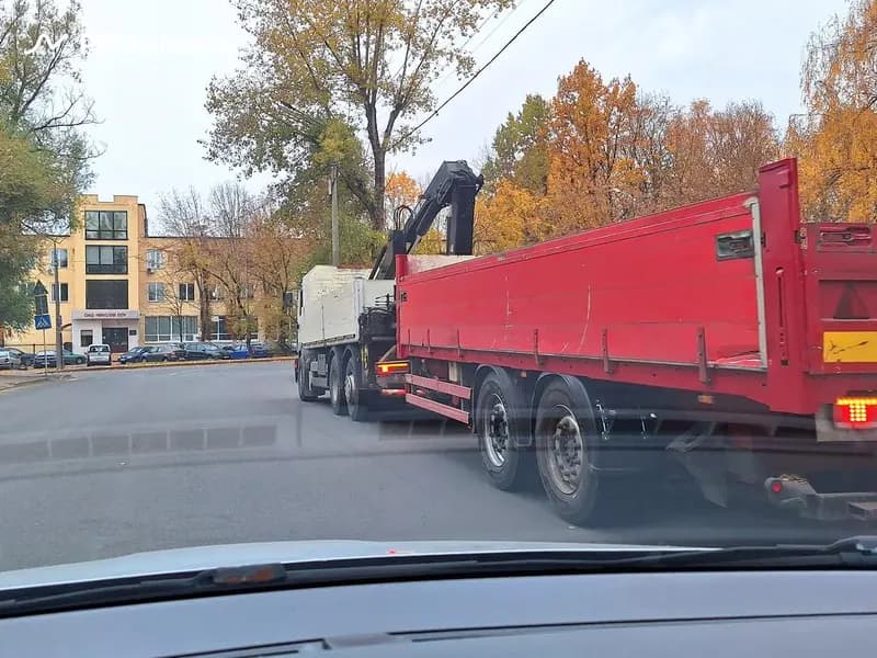 Как Вы должны поступить в показанной ситуации, управляя легковым автомобилем, если на остановившемся грузовом автомобиле включена аварийная световая сигнализация?