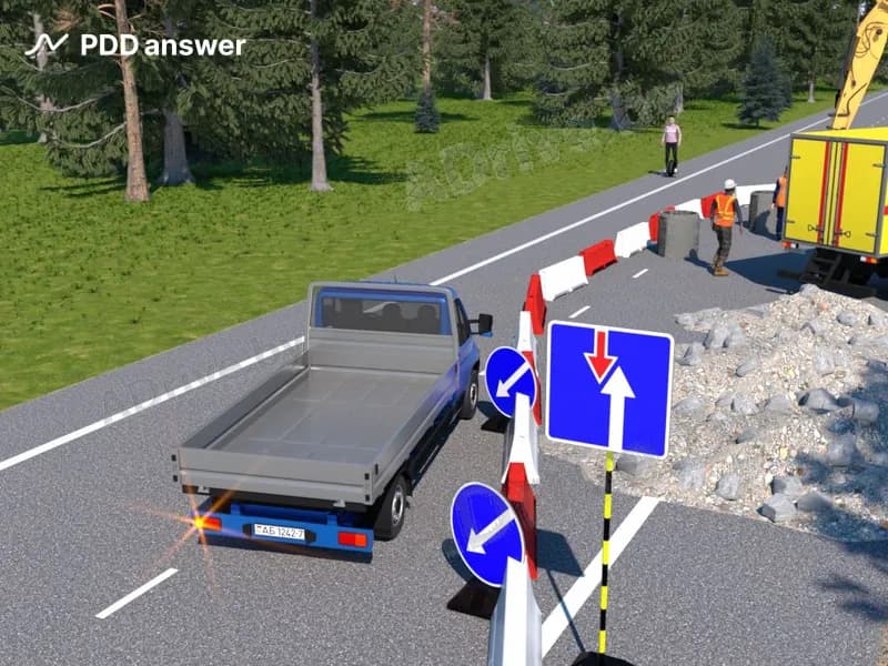 Имеет ли водитель средства персональной мобильности при проезде обозначенного участка дороги преимущество перед грузовым автомобилем, осуществляющим объезд препятствия?