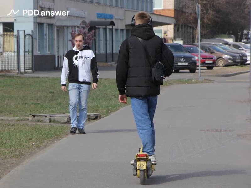 С какой максимальной скоростью разрешено двигаться водителю средства персональной мобильности в населённом пункте по тротуару?