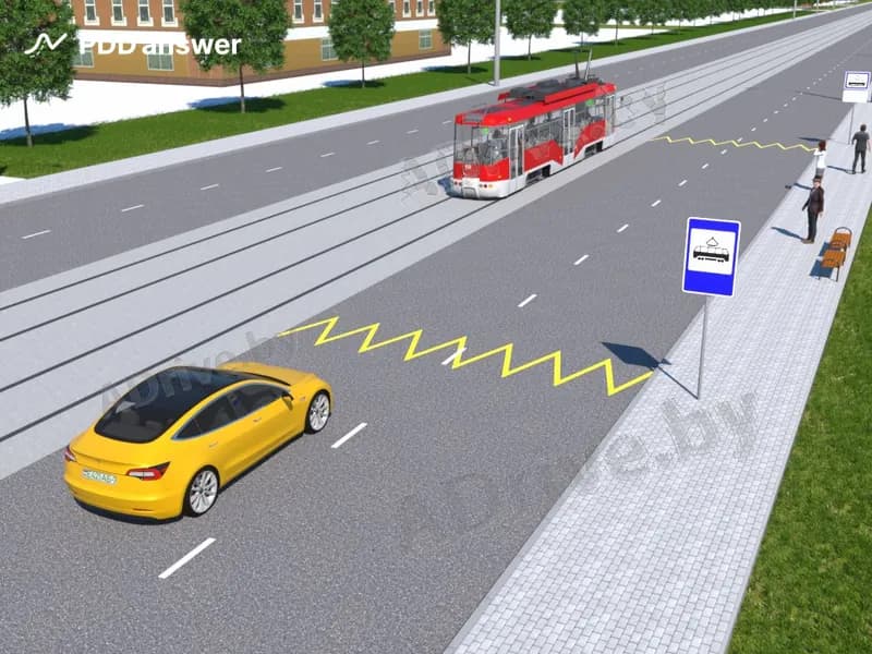 Разрешено ли водителю жёлтого автомобиля опередить трамвай в зоне остановочного пункта трамвая в показанной ситуации при отсутствии пешеходов на проезжей части дороги?