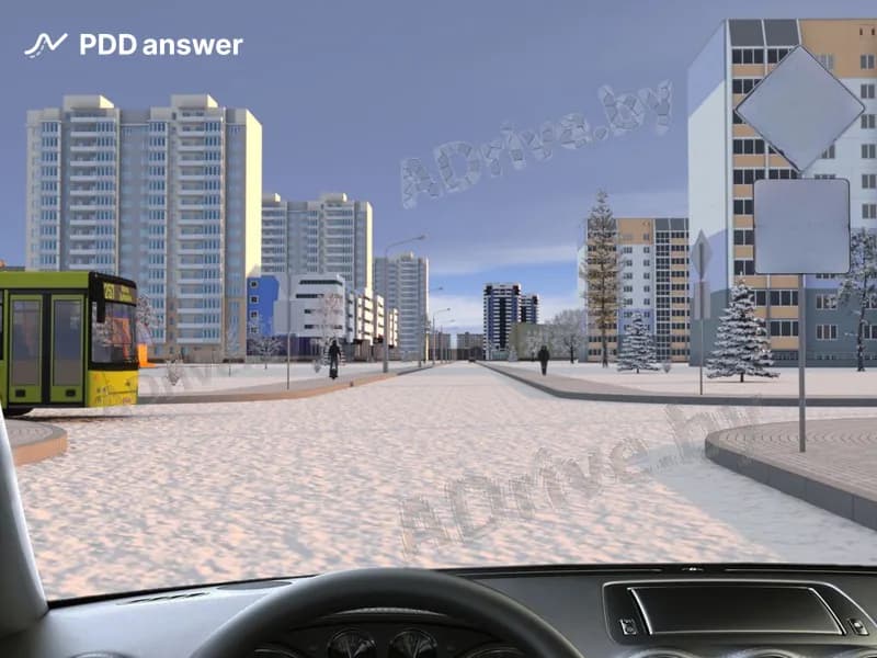 Вы движетесь по дороге после сильного снегопада. С Вашего направления знаки заметены снегом. Как следует поступить в показанной ситуации, проезжая перекрёсток?