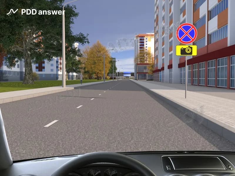 Что означает дорожный знак с жёлтым фоном в показанной дорожной ситуации?