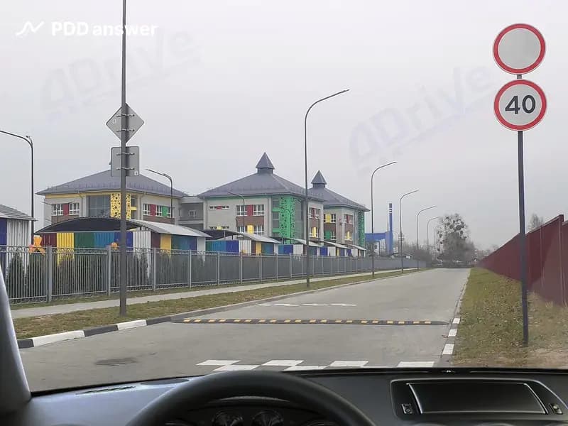 Разрешено ли Вам продолжить движение прямо, если Вы везёте ребёнка в детский сад, который расположен за показанными знаками?