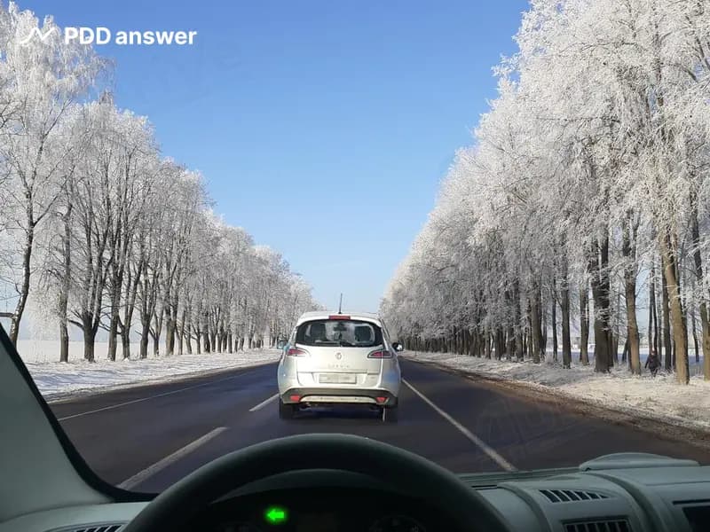 Вы управляете грузовым автомобилем с технически допустимой общей массой 3,45 тонны, двигаясь по дороге вне населённого пункта. Разрешено ли Вам приступить к обгону легкового автомобиля, движущегося со скоростью 90 км/ч, в показанной ситуации?