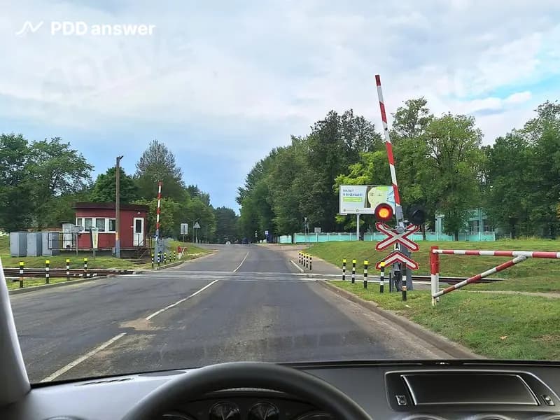 Разрешено ли Вам, управляя автомобилем, выехать на железнодорожный переезд в показанной ситуации?