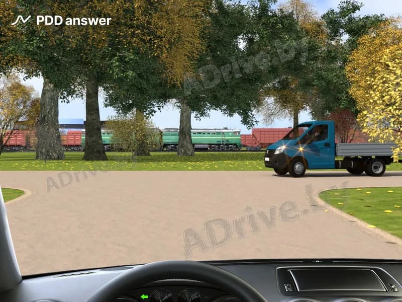 При повороте налево в показанной ситуации водитель легкового автомобиля: