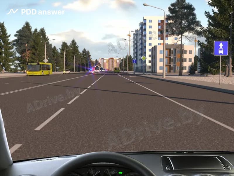 В показанной ситуации Вы, управляя легковым автомобилем, должны остановиться при приближении транспортного средства оперативного назначения с включенными маячками синего и красного цвета. Как это необходимо сделать?