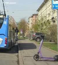 Разрешено ли поставить на стоянку средство персональной мобильности так, как в показанной ситуации?