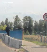 Нарушает ли пешеход Правила дорожного движения, продолжая движение по тротуару, в показанной ситуации?