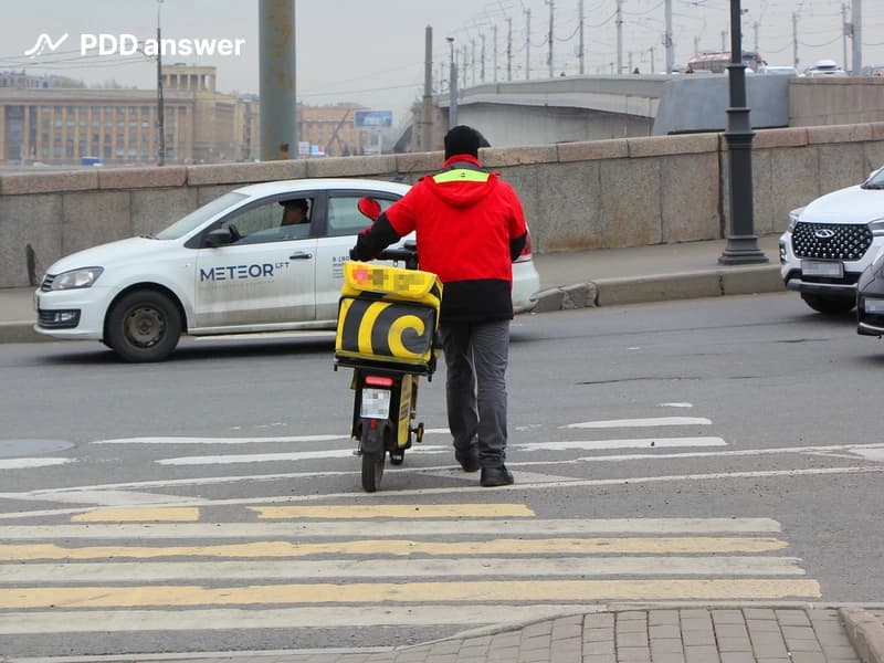 Если водитель средства персональной мобильности спешился и переводит своё транспортное средство через проезжую часть по пешеходному переходу: