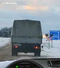 Разрешено ли Вам выполнить обгон грузового автомобиля в показанной ситуации, если до железнодорожного переезда менее 100 метров?