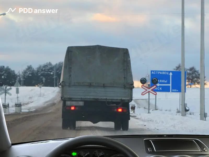 Разрешено ли Вам выполнить обгон грузового автомобиля в показанной ситуации, если до железнодорожного переезда менее 100 метров?