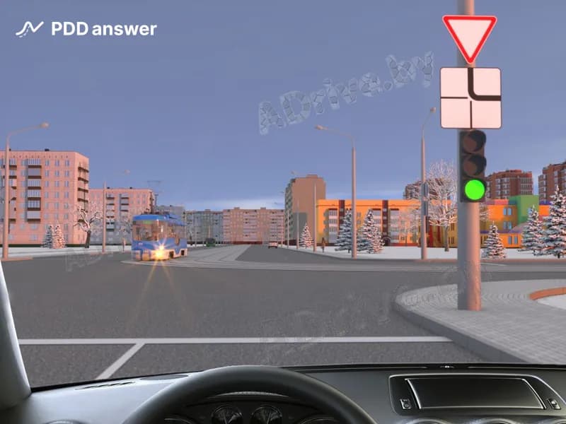 Как Вы должны поступить при движении прямо на перекрёстке в показанной ситуации?